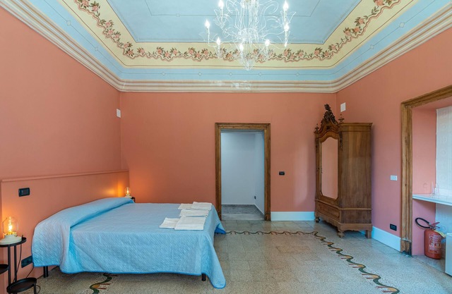 Habitación 'Civico 46 - Red' con terraza compartida, Wi-Fi y aire acondicionado