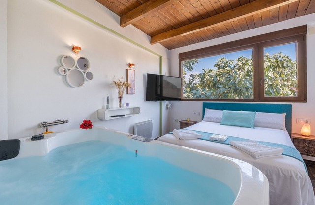 Habitación 'Con Baño Privado' con vistas a la montaña, Wi-Fi y aire acondicionado.