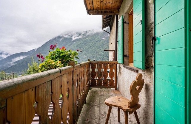 Habitación 'Eia' con vistas a la montaña y jardín compartido