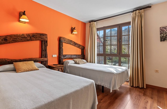 Habitación 'El Cerezo' con piscina compartida, jardín compartido y Wi-Fi