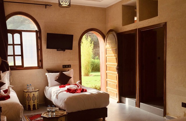 Habitación expuesta al sol y la montaña.
