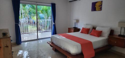 Room for 2 w kitchen pool close to the beach
