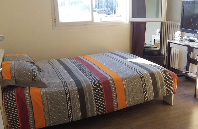 Room for rent in an apartment, with secure parking space