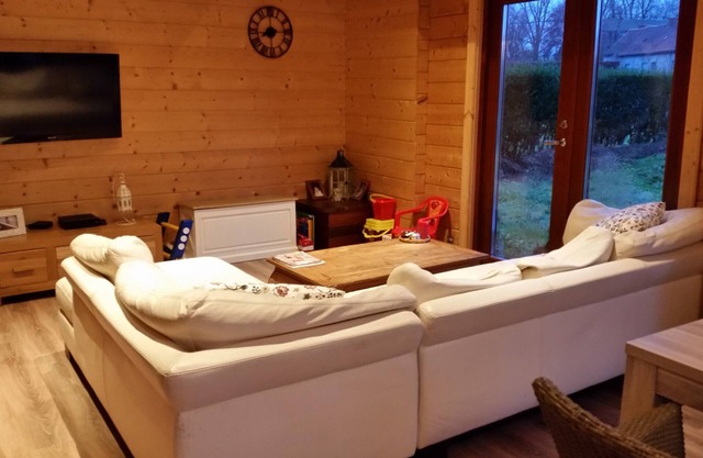 Se alquila habitación en una casa de madera.