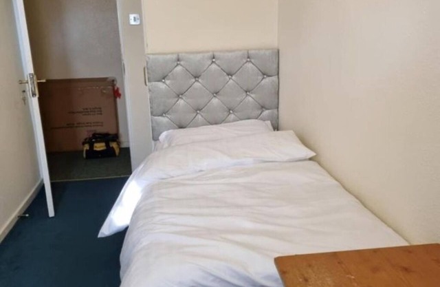 Room in a lovely fat available to rent