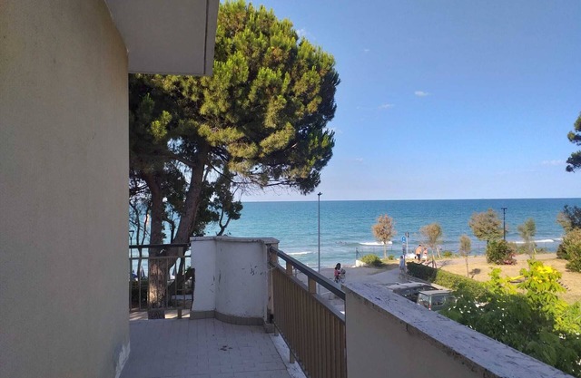 Room in B&B - Spacious Double Room a Stone Throw From the sea