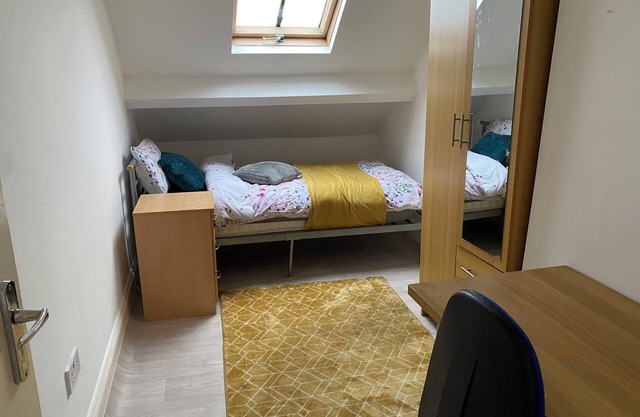 Room in CV1 Fargo Village with private bathroom