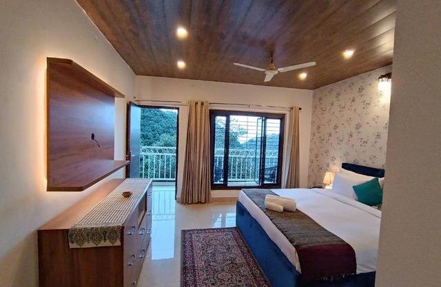 Room in Holiday house - Oakwood 303 - Elegant Private Room With Balcony at Landour, Mussoorie