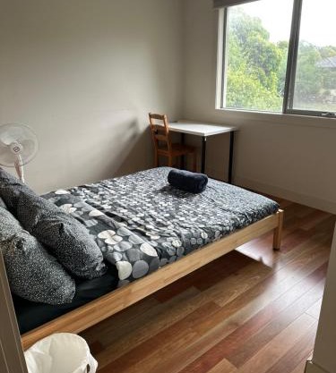 Room in Kew East