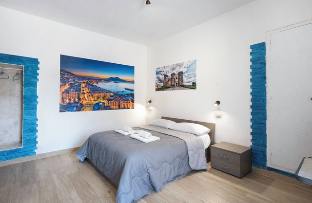 Habitación 'Napoli Con Vista Vesuvio' con vistas a la montaña, Wi-Fi y aire acondicionado.