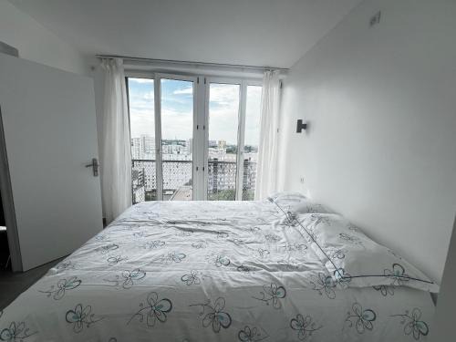 Room only - Serene room with Chineses-Parisian