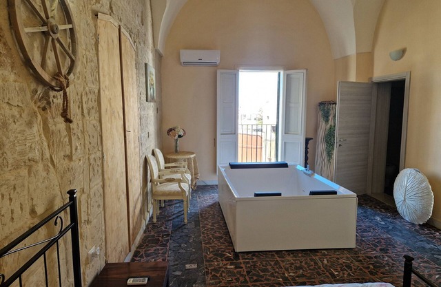 Habitación 'Palazzo Costantini - Anturium' con terraza compartida, Wi-Fi y aire acondicionado.