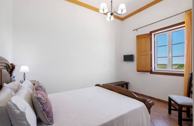 Habitación 'Quarto Salmão - Vista Campo' con piscina compartida, Wi-Fi y aire acondicionado.