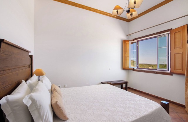 Habitación 'Quarto Dourado - Vista Campo' con piscina compartida, Wi-Fi y aire acondicionado.
