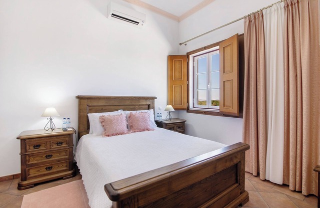 Habitación 'Quarto Rosa - Vista Campo' con piscina compartida, Wi-Fi y aire acondicionado.