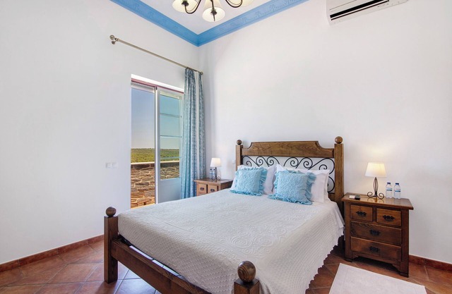 Habitación 'Quarto Azul - Vista Campo-Com Pátio' con piscina compartida, Wi-Fi y aire acondicionado.