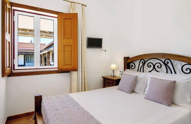 Habitación 'Quarto Roxo - Vista Pátio' con piscina compartida, Wi-Fi y aire acondicionado.