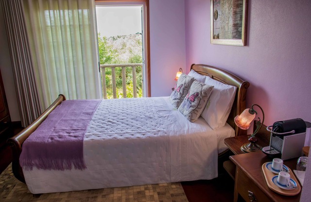 Habitación 'Quarto Matos' con vistas a la montaña, Wi-Fi y aire acondicionado.