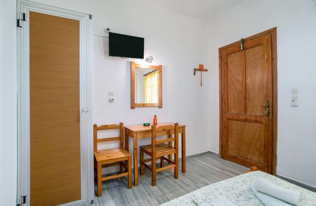 Habitación 'Estudio 4' con vistas a la montaña, Wi-Fi y aire acondicionado.