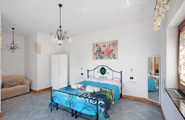 Habitación 'Tripla Con Vista Vesuvio' con vistas a la montaña, Wi-Fi y aire acondicionado.