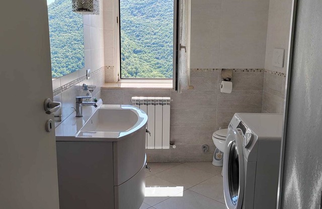 Room with bathroom in Holiday House San Giacomo