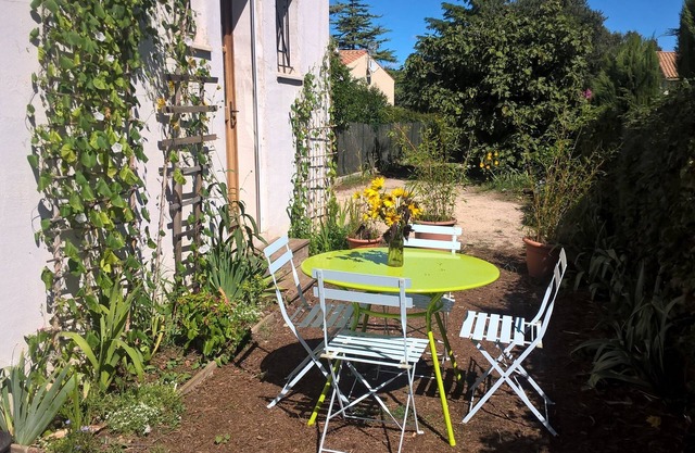 Room with independent access in villa