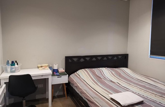Room with king-size bed close to Melbourne CBD & Southern Cross Station