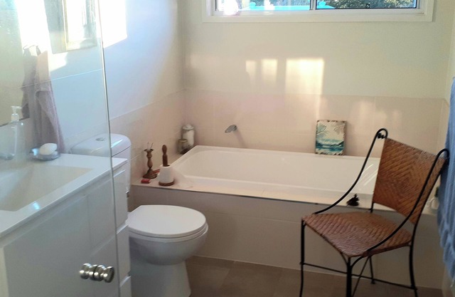 Room with own bathroom in Mullumbimby near Byron Bay