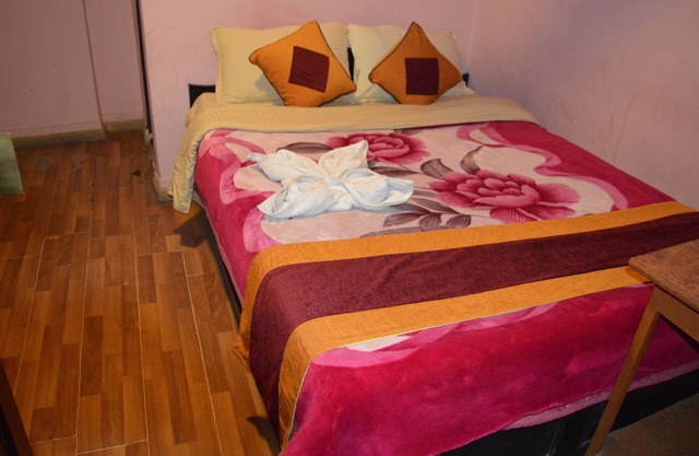 Habitación con baño privado, ducha de agua caliente y wifi gratis las 24 horas.