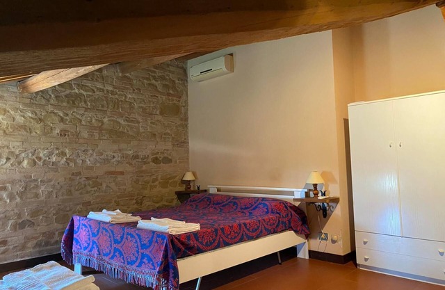 Room with private bathroom in farmhouse of period villa