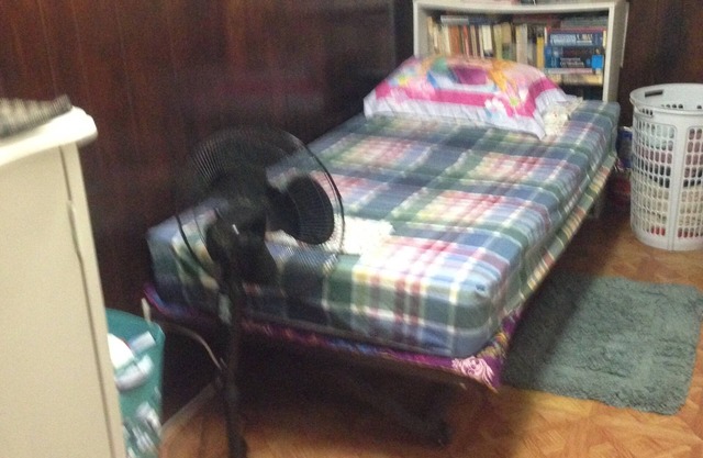 Habitación con TV, escritorio, closet, cama, cómoda. Pueden dormir dos personas cómodamente.
