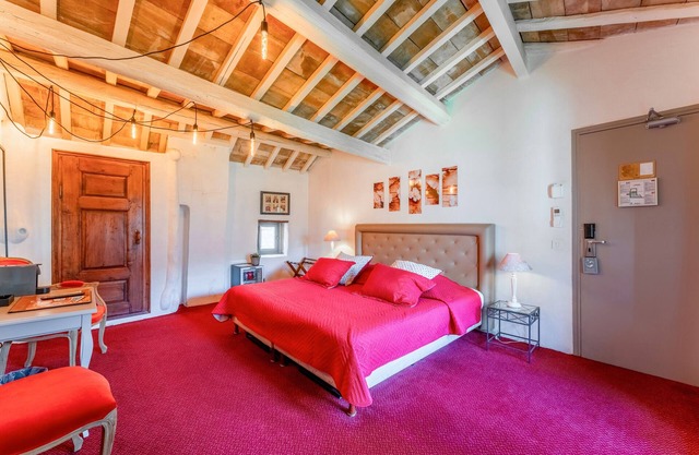 Habitación baño antiguo con piscina compartida, Wi-Fi y aire acondicionado