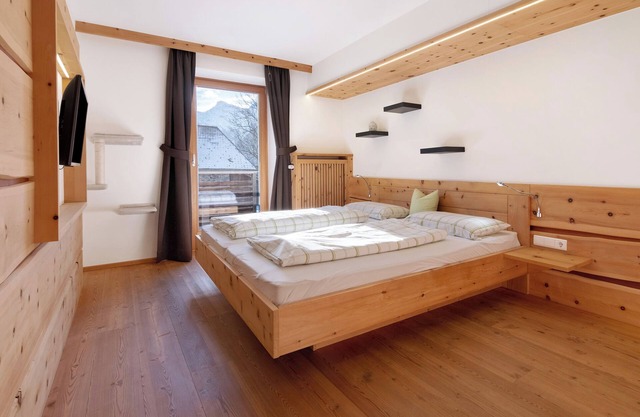 Habitación 'Zirbensuite Zi 1' con vistas a la montaña, jardín compartido y balcón