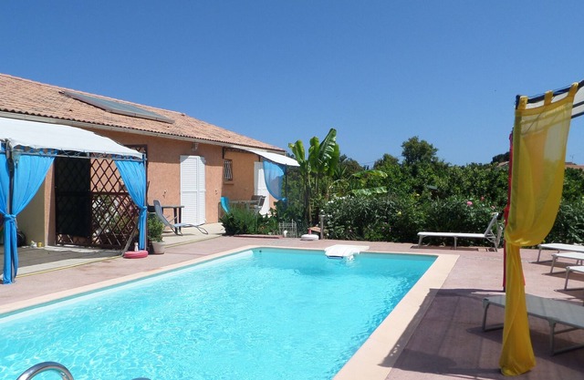 rooms in the middle of clementiniers with swimming pool 4km from the beaches
