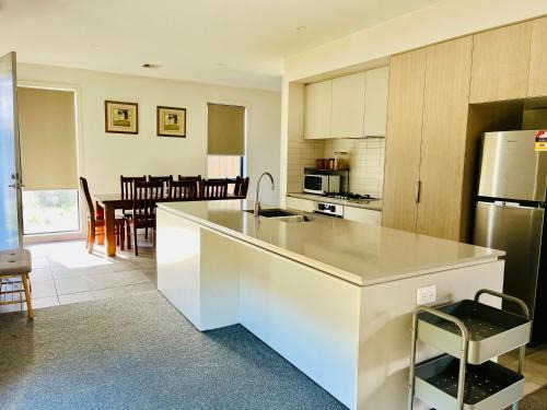 Rooms to share In heart of Asian Vietnamese area
