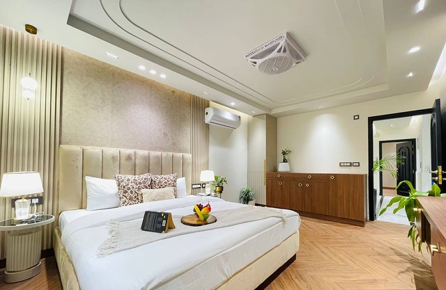 Roomshala 134 Premium Rooms Saket