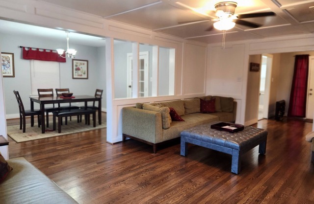 Roomy 3/2 close to University of houston, TX Med Center, NRG, Downtown, & Parks