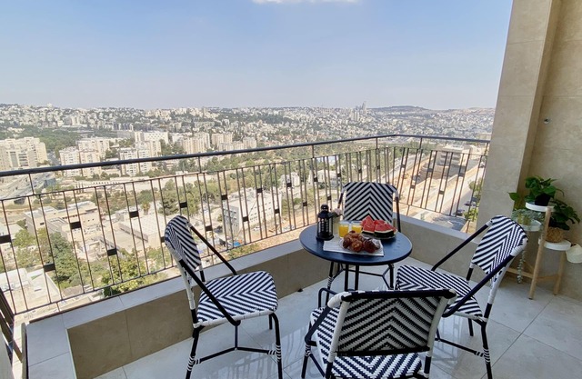 Roomy 4BR Bayit VeGan sunny 180 view balcony Apt