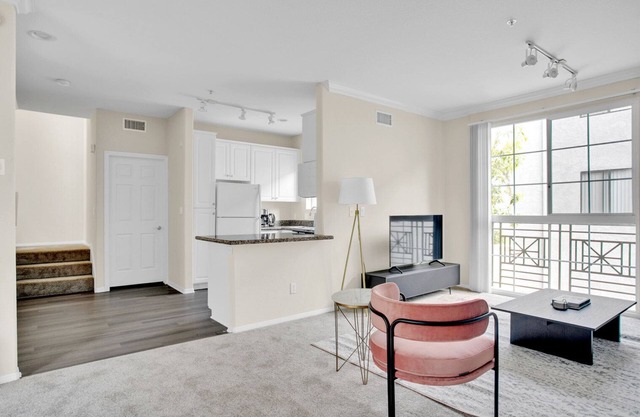 Roomy Glendale 2BR w/ Gym, Pool & Jacuzzi, walk to Bars, by Blueground