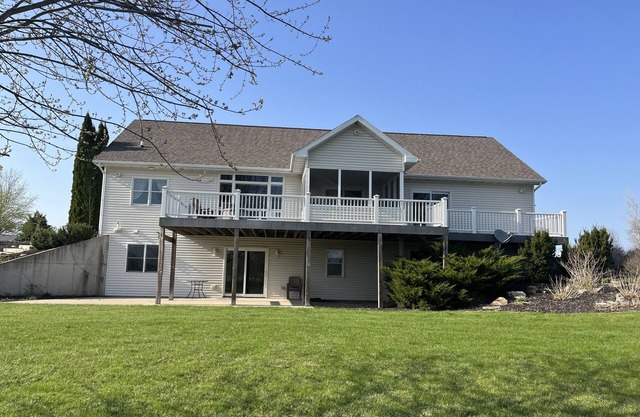 Roomy home on 18 acres 15 Min to EAA Airventure