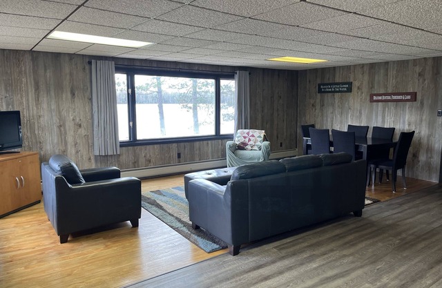 Roomy lakefront cabin near the trails