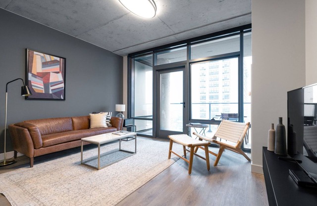 Roomy Lakeview 1BR w/ W/D, Gym, near Lakefront Trail, by Blueground