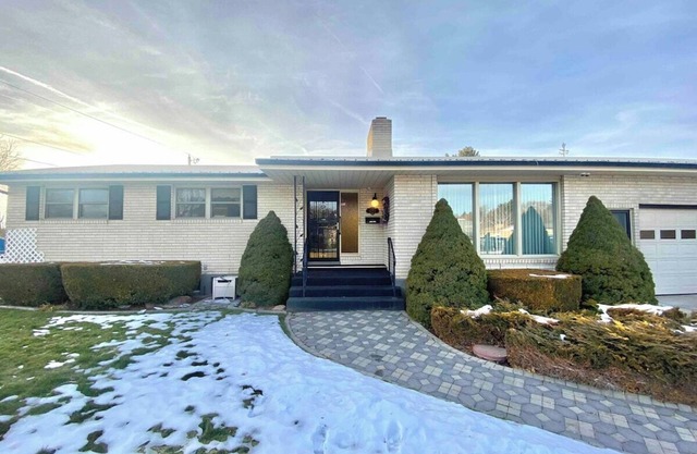 Roomy Midtown Home-Large and Central to Everything