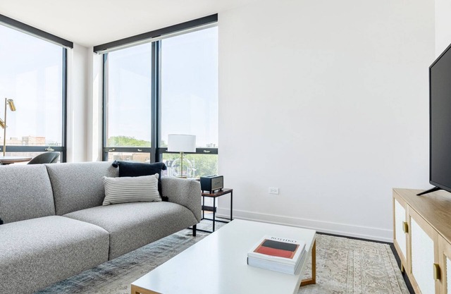 Roomy Ravenswood 2BR w/ Rooftop, BBQ, next to Brown line, by Blueground