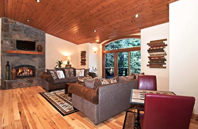 Rooney Ridge - Luxury 2600 Sq Ft, Cozy Fireplace, Family Room, Ping Pong Table!