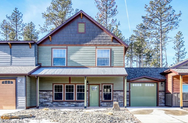 "Roosevelt’s Retreat: A Rough Rider’s Haven!" Near Mt. Rushmore - This two-bedroom condo is your perfect home base for adventure and relaxation. Just minutes from Mount Rushmore, Crazy Horse Memorial, Custer State Park, Sturgis, and the Badlands.
