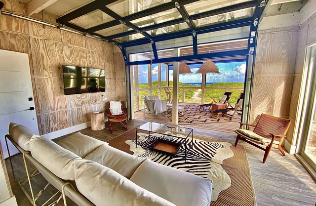 Rooster Beach : Modern Beach Front Home