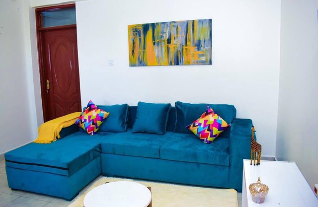 Rorot 2 bdrm stay located Annex home away(bright)