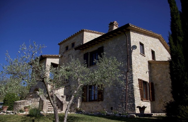 Umbria propiedad con piscina privada y spa, jardines y plazas de aparcamiento privado