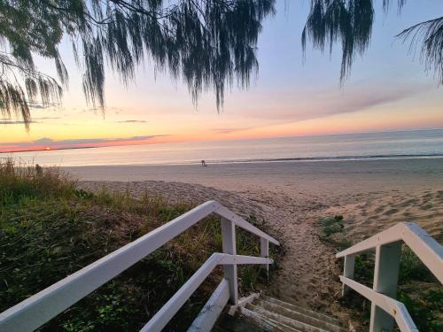 Rosalynda- Luxury Beachfront 3 BR Townhouse